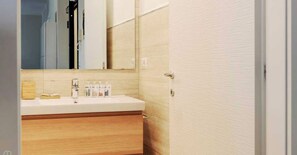 Apartment | Badezimmer | Haartrockner, Handtücher, Shampoo