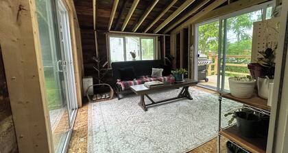 1850s Farmhouse in Walkable Village of North Bennington - Waterfall Views