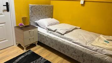 Classic Twin Room, Courtyard View | Soundproofing, free WiFi