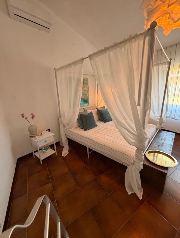 Iron/ironing board, travel crib, free WiFi, bed sheets - A charming and modern apartment in the center of Teulada, just a few minutes from the beach (Teulada)