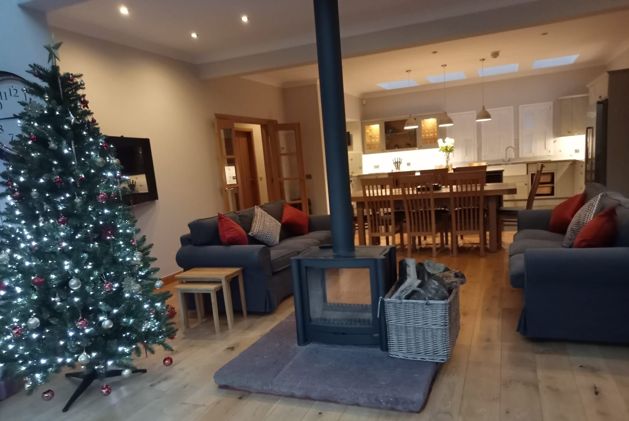 Finlas View (Auchendennan) - Sleeps 10 Guests  In 4 Bedrooms - Loch Lomond