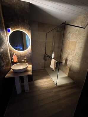 Dusche, kostenlose Toilettenartikel, Handtücher, Seife