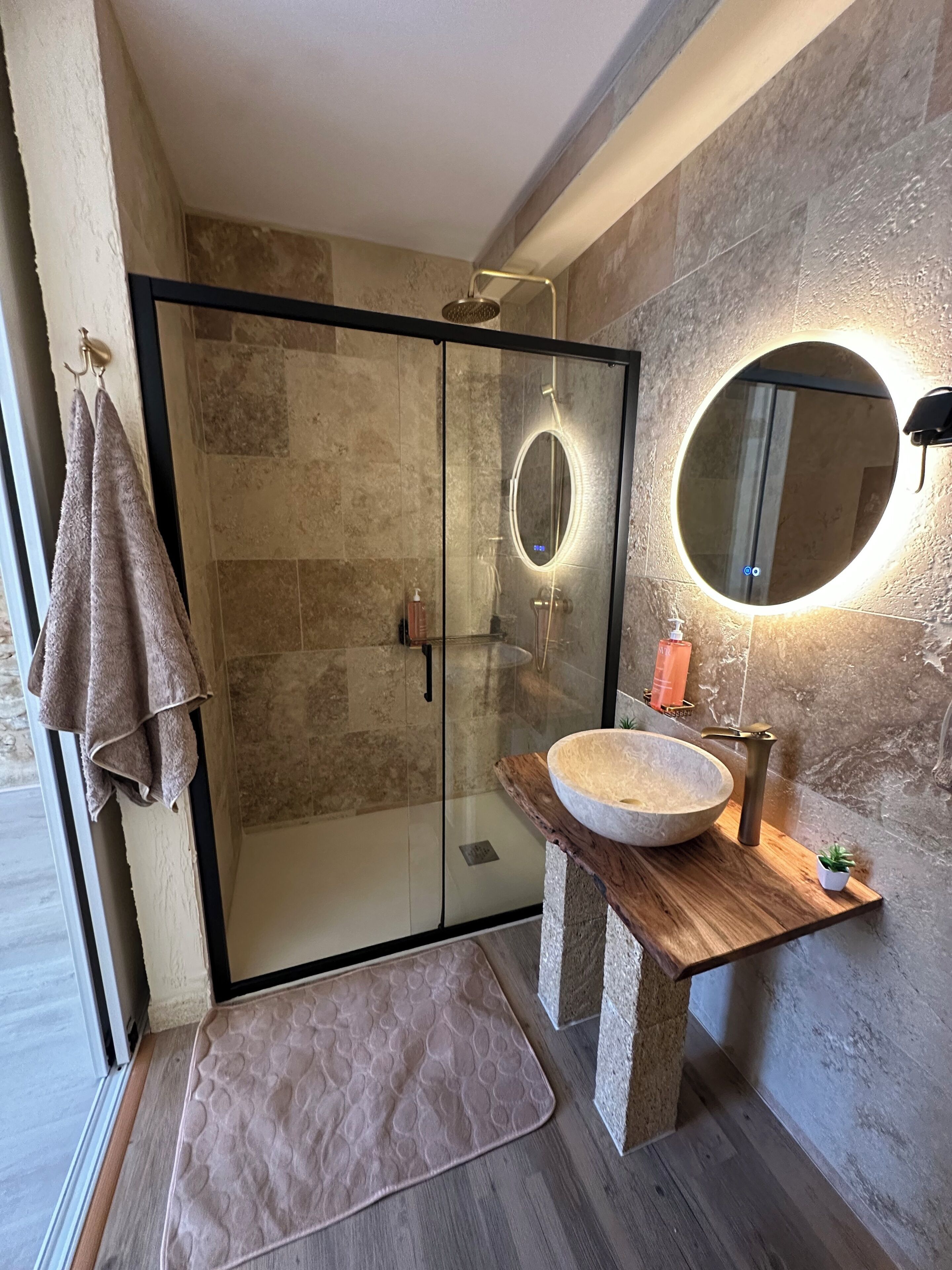 Douche, articles de toilette gratuits, serviettes fournies, savon