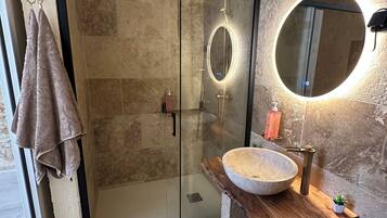 Douche, articles de toilette gratuits, serviettes fournies, savon