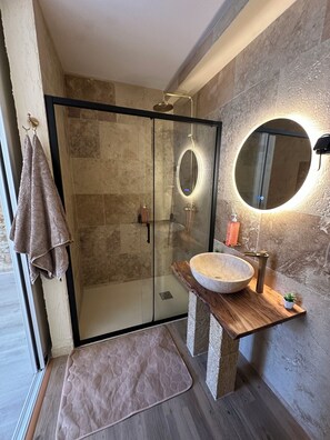 Douche, articles de toilette gratuits, serviettes fournies, savon