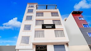 Um edifício de vários andares com uma placa que diz 'TOWNHOUSE'.
