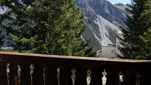 Blick auf Berge mit einem Hotel im Hintergrund.