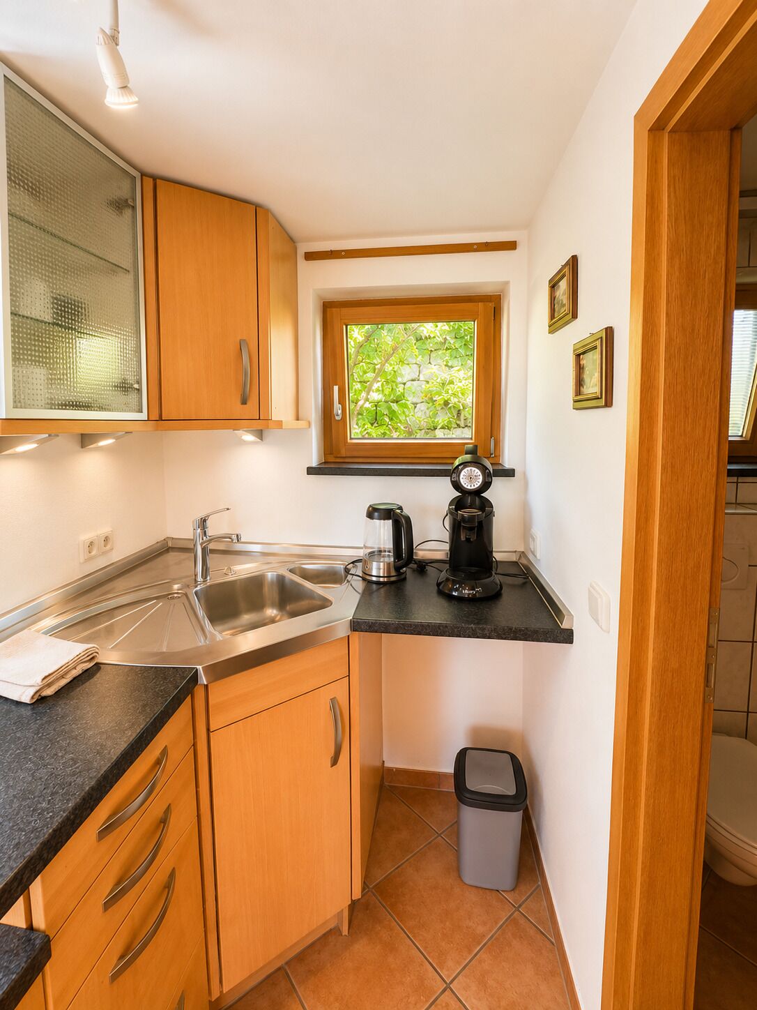 Wasserkocher mit Kaffee-/Teezubehör, Kühlschrank, Mikrowelle, Ofen