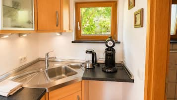 Wasserkocher mit Kaffee-/Teezubehör, Kühlschrank, Mikrowelle, Ofen