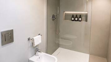Deluxe Double or Twin Room | Bathroom