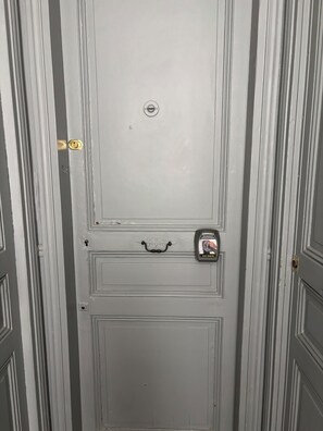 Interior - Bright, fully equipped apartment with air conditioning—Paris 14th arrondissement. (Paris)