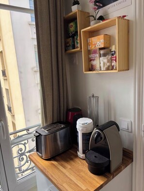 Interior - Bright, fully equipped apartment with air conditioning—Paris 14th arrondissement. (Paris)