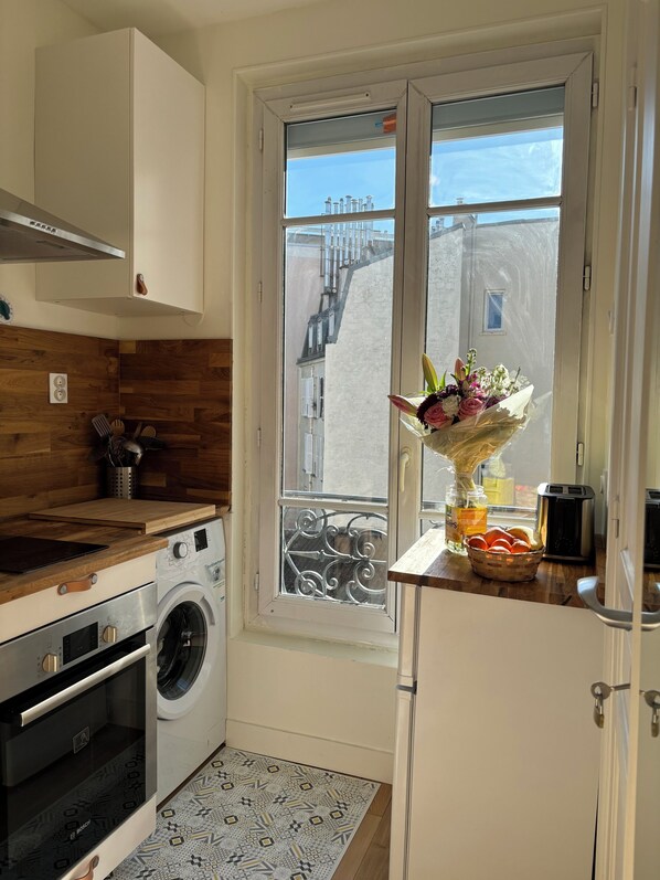 Fridge, oven, stovetop, coffee/tea maker - Vrbo Property (Paris)