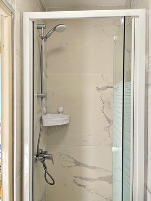 Hair dryer, towels, soap, toilet paper - Vrbo Property (Paris)
