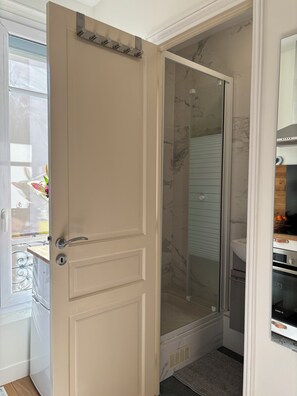 Interior - Bright, fully equipped apartment with air conditioning—Paris 14th arrondissement. (Paris)