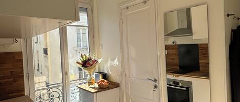 Coffee/tea maker, fridge, oven, stovetop