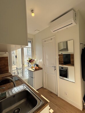Fridge, oven, stovetop, coffee/tea maker - Vrbo Property (Paris)