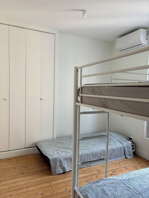 Desk, iron/ironing board, free WiFi, bed sheets - Bright, fully equipped apartment with air conditioning—Paris 14th arrondissement. (Paris)