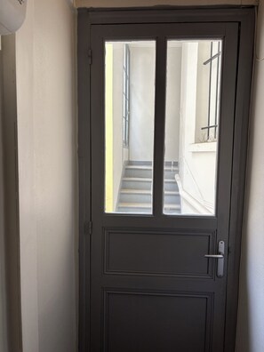 Interior - Bright, fully equipped apartment with air conditioning—Paris 14th arrondissement. (Paris)