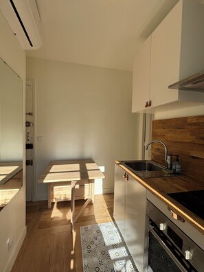 Fridge, oven, stovetop, coffee/tea maker - Bright, fully equipped apartment with air conditioning—Paris 14th arrondissement. (Paris)