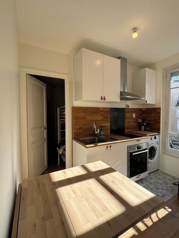 Fridge, oven, stovetop, coffee/tea maker - Bright, fully equipped apartment with air conditioning—Paris 14th arrondissement. (Paris)