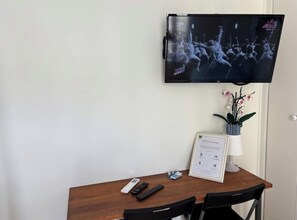 Interior - Bright, fully equipped apartment with air conditioning—Paris 14th arrondissement. (Paris)