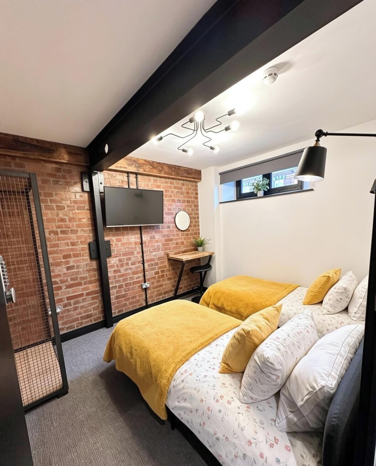 5 bedrooms, desk, iron/ironing board, free WiFi