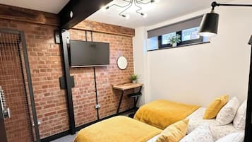 5 bedrooms, desk, iron/ironing board, free WiFi