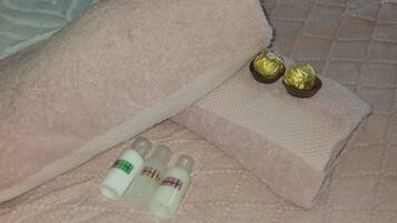 Room, 1 Bedroom, Smoking | Bathroom amenities