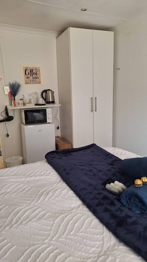 Room, 1 Bedroom, Smoking | 1 bedroom - Room-cozy Private Room With En-suite in (Johannesburg)