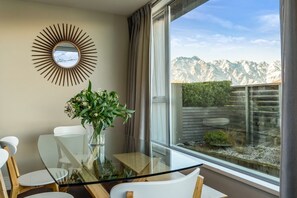 Dining - Adelaide Courtyard | Walk to Town - Free Parking (Queenstown)