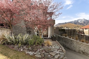 Exterior - Adelaide Courtyard | Walk to Town - Free Parking (Queenstown)