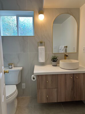 Shower, towels, soap, toilet paper - Judkins Park Gem 1 bd Guest Apartment! Quick walk from light rail (Seattle)
