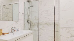 Apartment | Badezimmer | Haartrockner, Handtücher, Shampoo