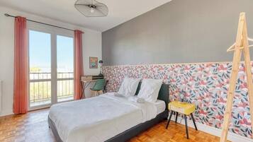 4 bedrooms, iron/ironing board, travel crib, WiFi (free)