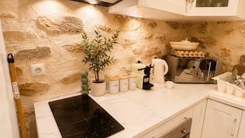 Coffee/tea maker, fridge, microwave, oven