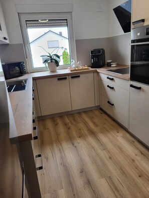 Fridge, microwave, oven, stovetop - Quiet and newly renovated vacation rental in Schmiden. (Fellbach)