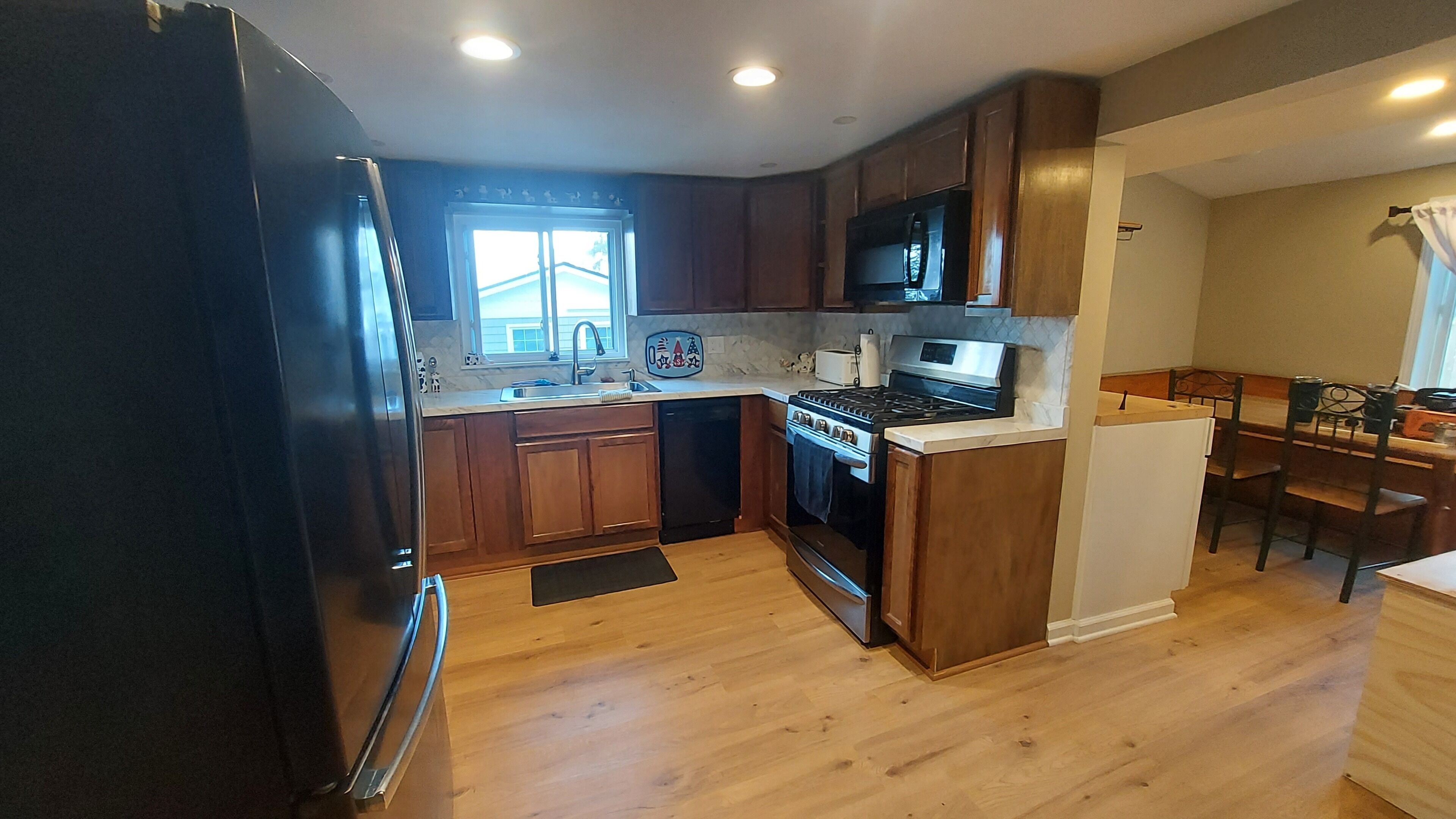 Coffee/tea maker, fridge, microwave, oven