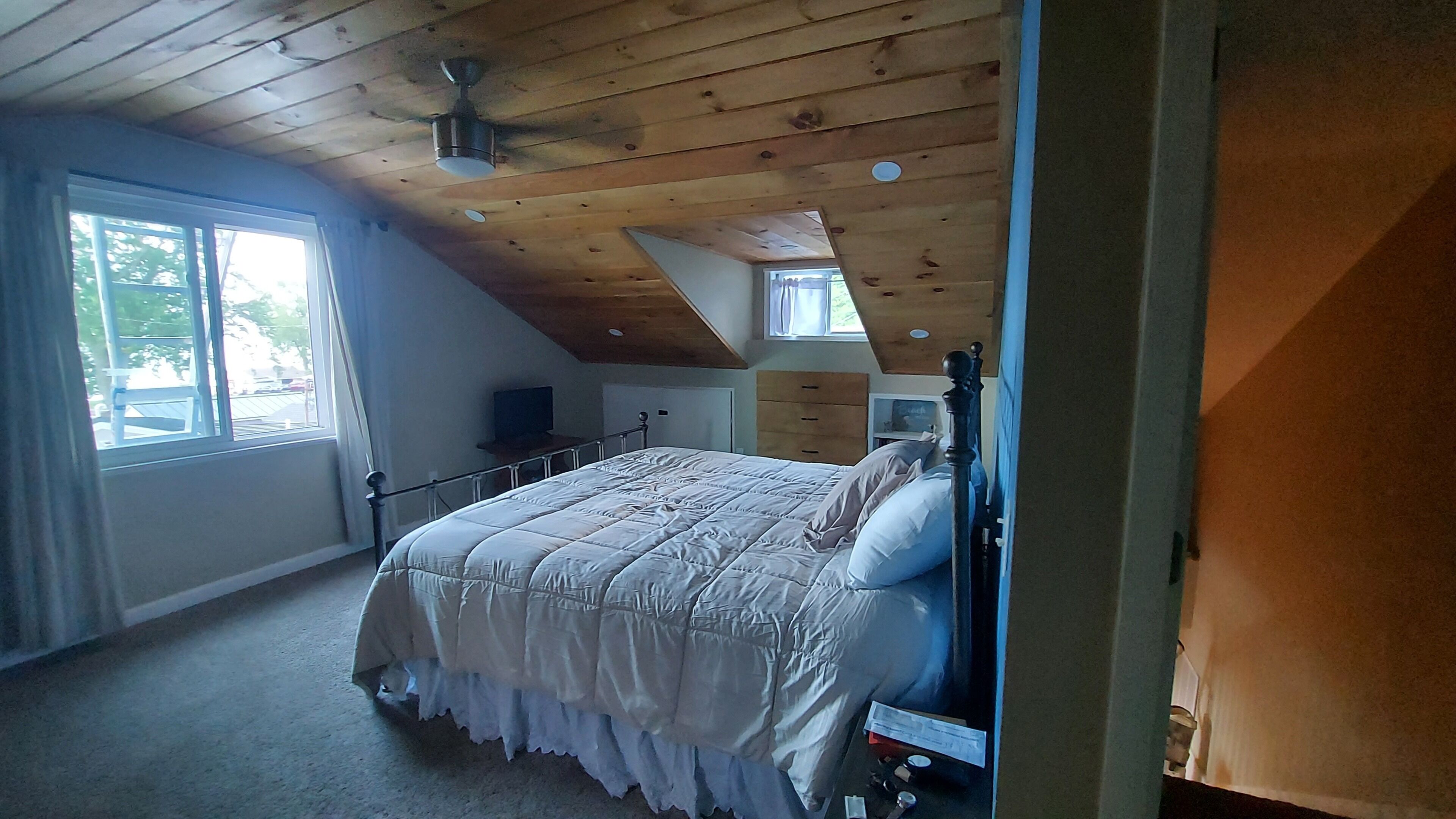 3 bedrooms, in-room safe, WiFi (free), bed sheets