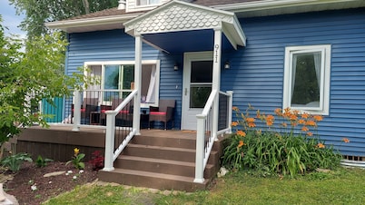 Charming, updated 3-bdrm house w/view of Lake Ontario- Waterport/ Sunset Beach