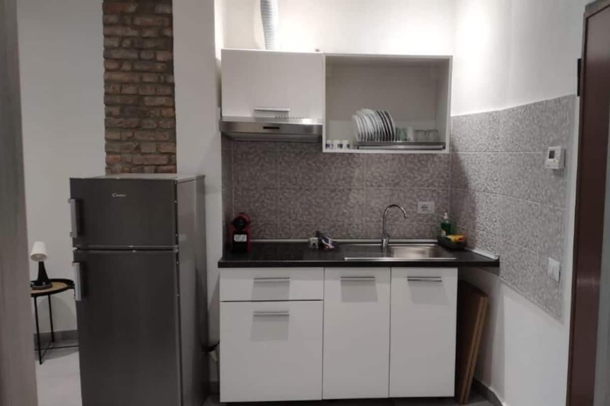 Estudio Deluxe | Cocina privada | Refrigerador con congelador, microondas y parrilla de estufa