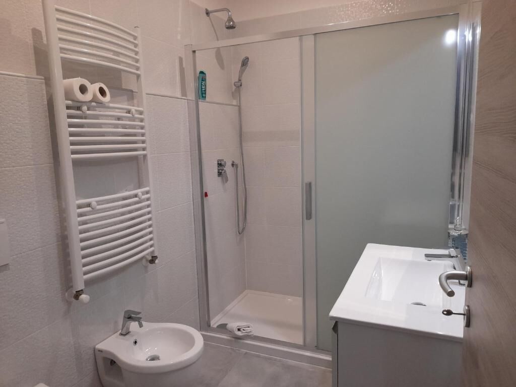 Douche, articles de toilette gratuits, sèche-cheveux