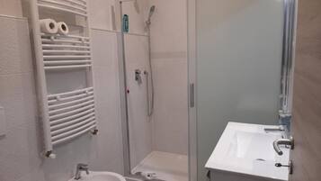 Douche, articles de toilette gratuits, sèche-cheveux