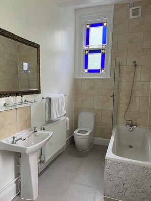 Haartrockner, Handtücher, Seife, Toilettenpapier