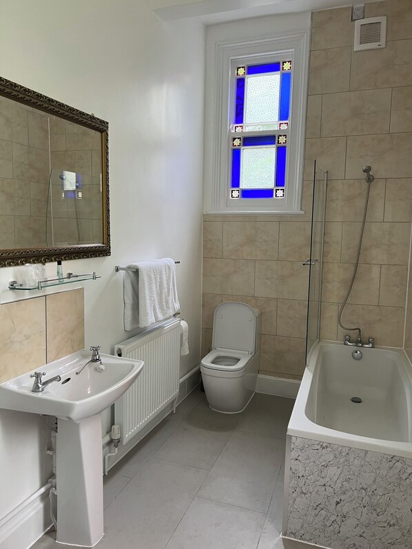 Hair dryer, towels, soap, toilet paper - Billiard Suite at Elmwood House (Nottingham)
