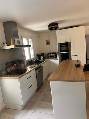 Private kitchen - A comfortable home between Aix-en-Provence, Marseille, and the Côte Bleue (Saint-Victoret)