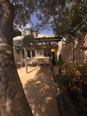 Outdoor dining - A comfortable home between Aix-en-Provence, Marseille, and the Côte Bleue (Saint-Victoret)