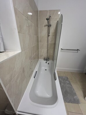 Hårtørrer, håndklæder, Sæbe, Toiletpapir