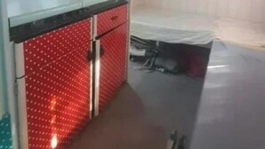 Eine kleine Küche mit Fenster, Spüle und Kühlschrank.