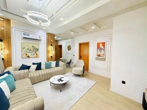 Living area - Beautifully Styled 2 Bedroom Apartment in Salem Ikate. QQ (Ikate)